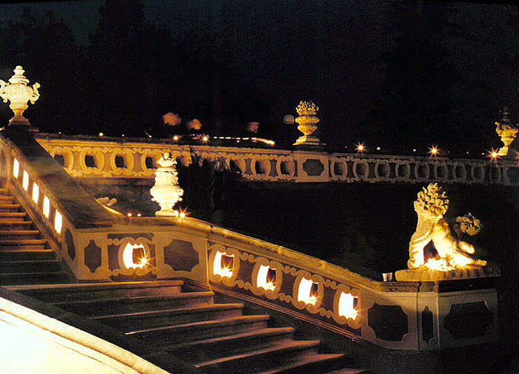 Český Krumlov, oslava obnovení zámecké kaskádové fontány 3.8.1998, schodiště u kaskádové fontány osvětlené svíčkami