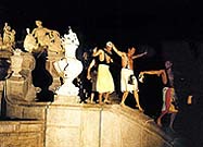Český Krumlov, Feier der Erneuerung der Schlosskaskadenfontäne 3. 8. 1998, Gruppierung Proradost, Aufmarsch der Aquabellen auf die Kaskadenfontäne 