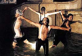 Český Krumlov, Feier der Erneuerung der Schlosskaskadenfontäne 3. 8. 1998, Gruppierung Proradost,  Aquabellen beim Tanz in der Kaskadenfontäne 