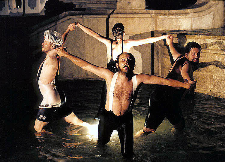 Český Krumlov, oslava obnovení zámecké kaskádové fontány 3.8.1998, Seskupení Proradost, akvabely při tanci ve fontáně