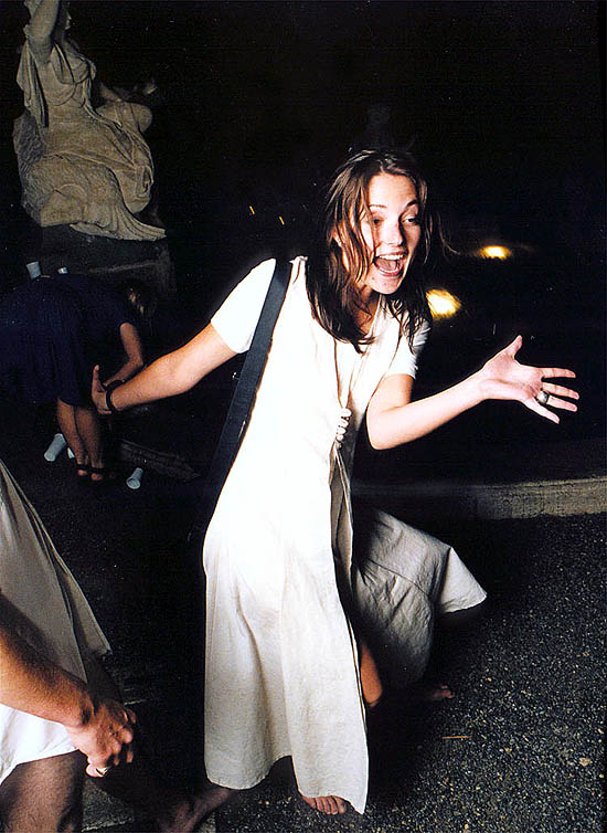 Český Krumlov, oslava obnovení zámecké kaskádové fontány 3.8.1998, tanečnice Dáša v akci