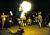 Český Krumlov, Feier der Erneuerung der Schlosskaskadenfontäne 3. 8. 1998, Feuerschlucker bei der Feier an der Kaskadenfontäne 