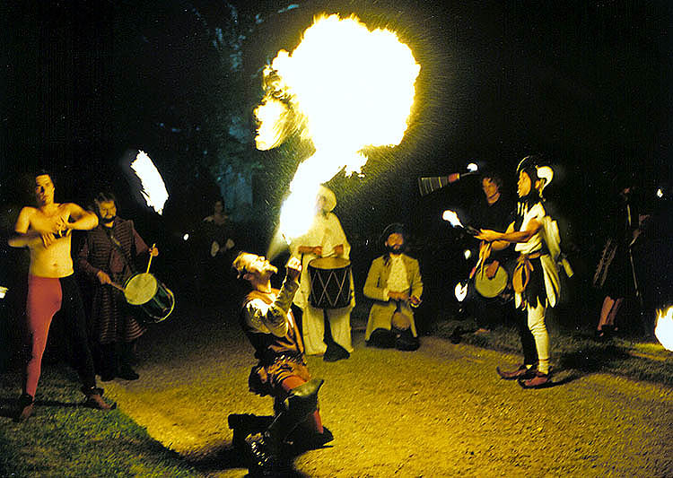 Český Krumlov, oslava obnovení zámecké kaskádové fontány 3.8.1998, polykač ohně při oslavě u kaskádové fontány