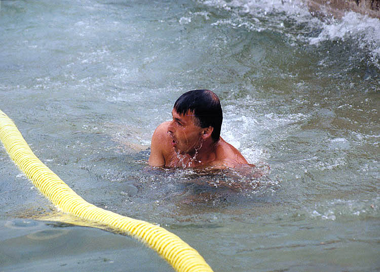 Český Krumlov, oslava obnovení zámecké kaskádové fontány 3.8.1998, vítěz okresního přeboru v plavání 200 M ouško