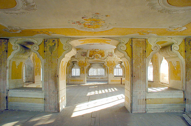 Summer Manor Bellarie in Český Krumlov Castle Gardens, hall on first floor - overview, painted decorations - František Jakub Prokyš, second half of 18th century, foto: Lubor Mrázek