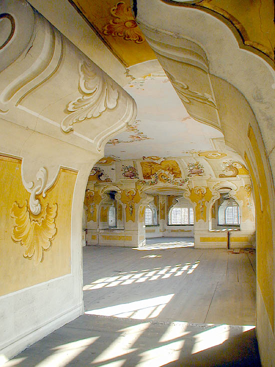 Summer Manor Bellarie in Český Krumlov Castle Gardens, hall on first floor - overview, painted decorations - František Jakub Prokyš, second half of 18th century