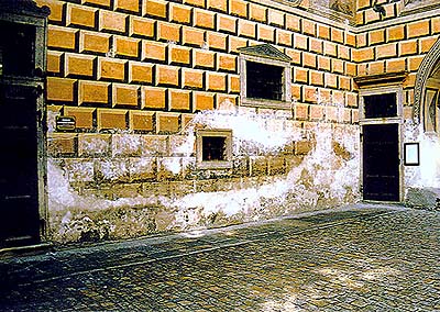 III. nádvoří zámku Český Krumlov, rekonstrukce poškozených částí omítek 