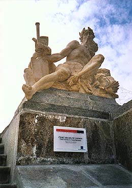 Kaskádová fontána v zámecké zahradě Český Krumlov, socha Neptuna obnovená za finanční podpory fondu USA World Monuments Watch 