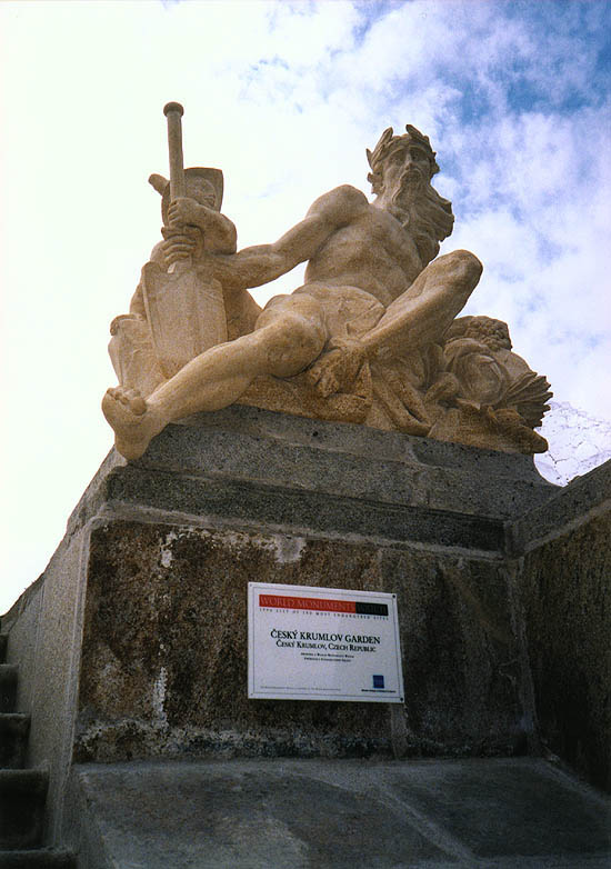 Kaskádová fontána v zámecké zahradě Český Krumlov, socha Neptuna obnovená za finanční podpory fondu USA World Monuments Watch