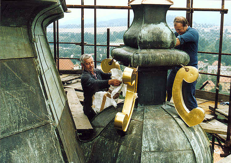 Placing the restored gilded elements onto the Český Krumlov Castle Tower, foto: Ladislav Pouzar