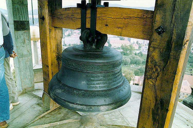 Zvon hodinového bití v lucerně Zámecké věže v Českém Krumlově, stav po restaurování, datace k roku 1591, foto: Bezděk