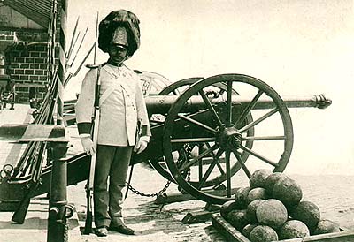 Ein Schwarzenbergischer Grenadier auf dem II. Hof des Schlosses Český Krumlov, ein historisches Foto  