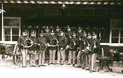 Schwarzenberg grenadiers' band on 2nd courtyard of Český Krumlov Castle, early 20th century, historical photo, foto: Micko 