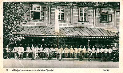 Schwarzenberští granátníci na II. nádvoří zámku Český Krumlov v roce 1929, foto: Wolf 