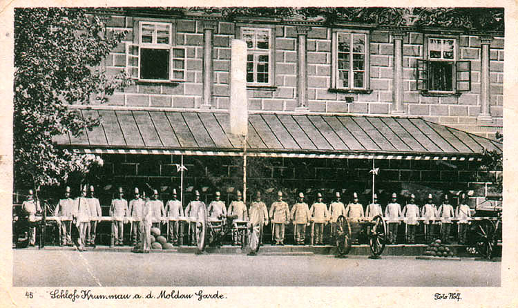 Schwarzenbergische Grenadiere auf dem II. Hof des Schlosses Český Krumlov im Jahre 1929, foto:  Wolf