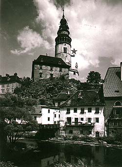 Český Krumlov, der Schlossturm mit einem fünfzackigen Stern, ein historisches Foto nach dem Jahre 1950 