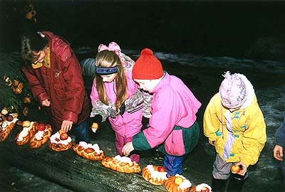 Krumauer Kinder bereiten eine Weihnachstbescherung für die Bären im Bärengraben auf dem Schloss Český Krumlov 