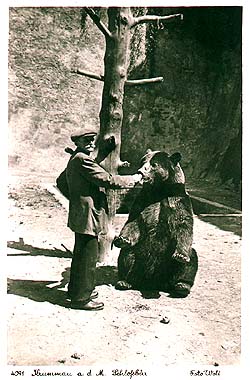 Bearkeeping at the Český Krumlov Castle in the beginning of the 20th century, historical photo by Josef Wolf 