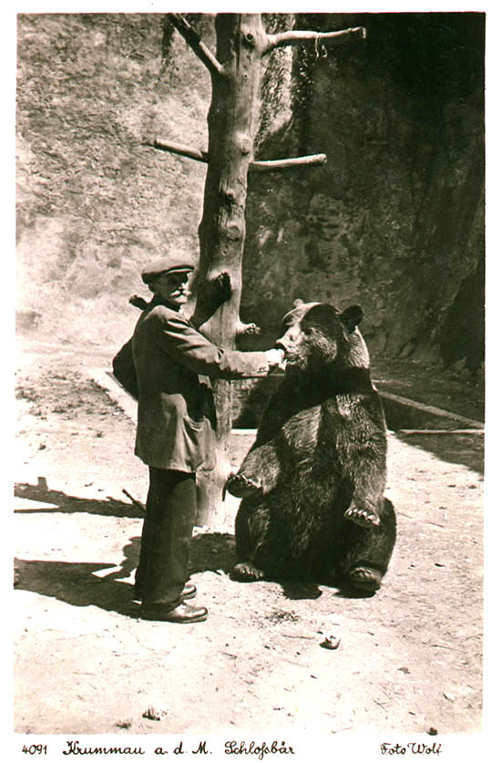 Bearkeeping at the Český Krumlov Castle in the beginning of the 20th century, historical photo by Josef Wolf