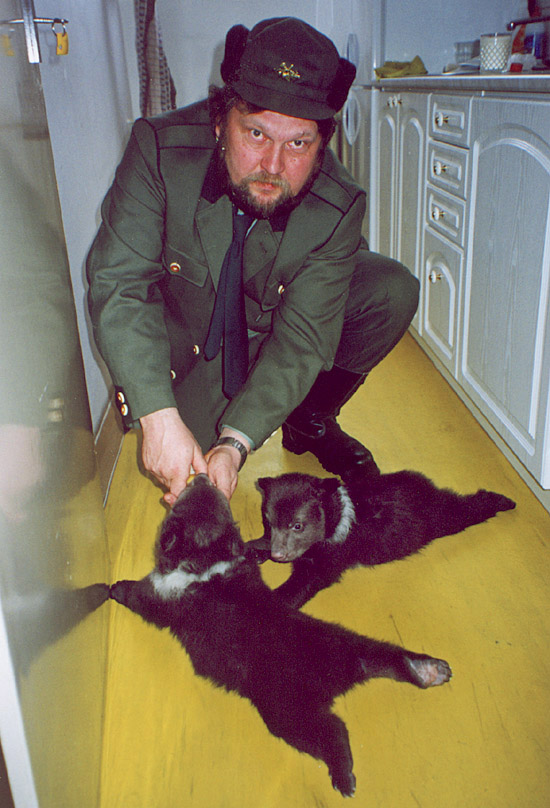 Český Krumlov bear keeper Jan Černý dressed in hunter´s costume feeds cubs during  shooting of bear bed time stories, 2000, archive photo Jan Černý, foto: Jan Černý