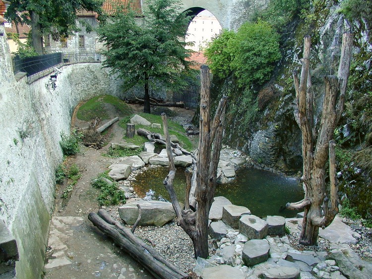 Blick in das zweite Bärengehege des Schlossbärengrabens von der mittleren Brücke (Stand nach der Rekonstruktion, die in den Jahren 1995-99 erfolgte), Foto: Pavel Slavko