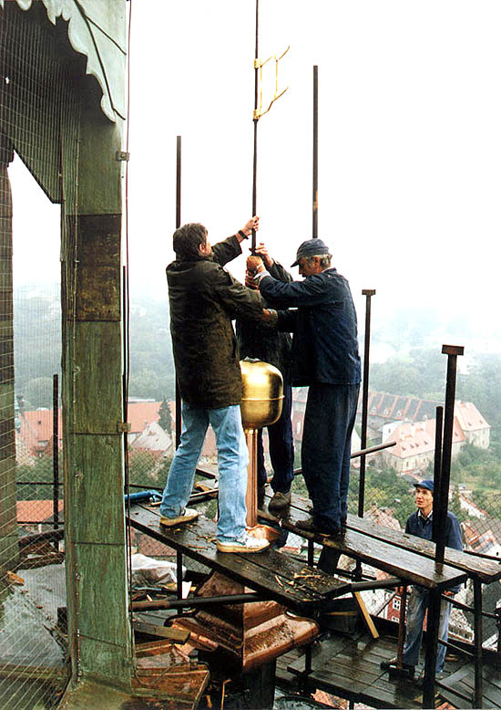 Český Krumlov, Schloss Nr. 59 - Schlossturm, Renovierung, Aufsetzen des vergoldeten Turmknopfes auf Giebel