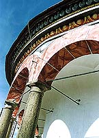 Český Krumlov, Schloss Nr. 59 - Schlossturm, malerische Asschmückung der Arkaden und des Gesimses  des Schlossturmumgangs 