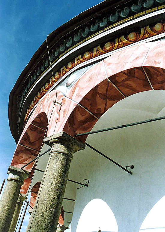 Český Krumlov, Schloss Nr. 59 - Schlossturm, malerische Asschmückung der Arkaden und des Gesimses  des Schlossturmumgangs