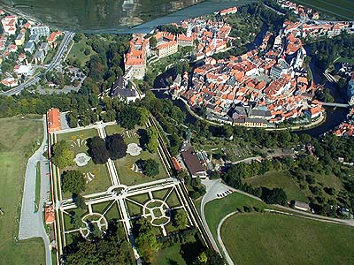 Český Krumlov, Luftaufnahme der Stadt und des Schlosses, im Vordergrund der Schlossgarten, Foto: Lubor Mrázek 