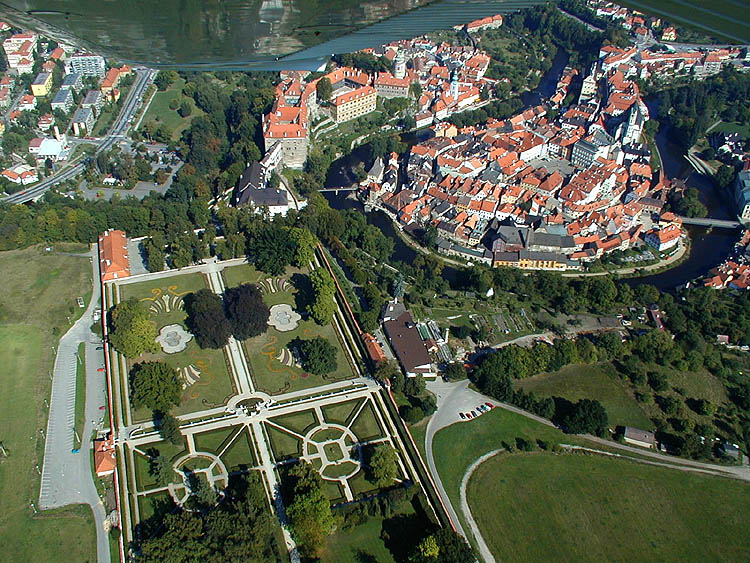 Český Krumlov, areal photo of the town and castle, Castle Gardens in the foreground, foto: Lubor Mrázek