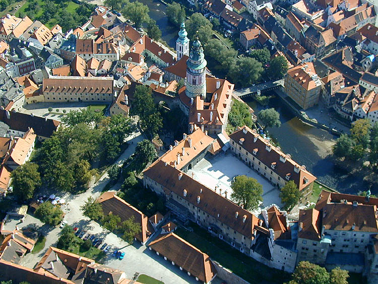 Schloss Český Krumlov, I. und II. Schlosshof, Luftaufnahme, Foto: Lubor Mrázek