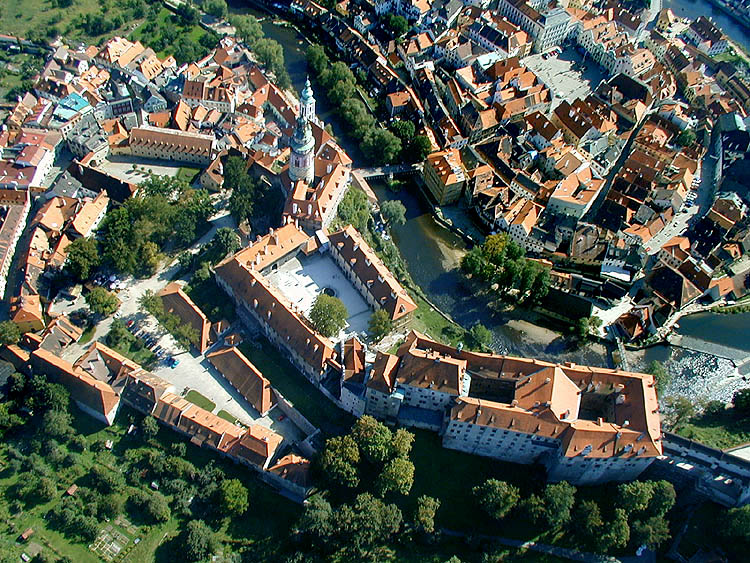 Schloss Český Krumlov, Luftaufnahme des I. bis IV. Schlosshofes, Foto: Lubor Mrázek