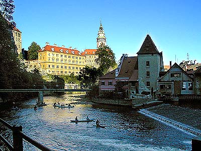 Město Český Krumlov, pohled na řeku Vltavu, vodáky a zámek, foto: Lubor Mrázek 