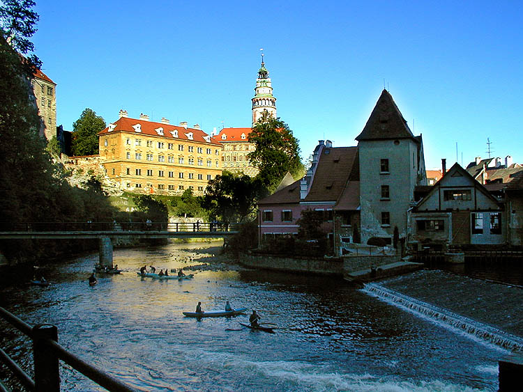 Stadt Český Krumlov, Ansicht der Vltava, der Wassersportler und des Schlosses, Foto: Lubor Mrázek