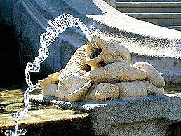 Kaskádová fontána v zámecké zahradě Český Krumlov, detail plastika ryb, foto: Lubor Mrázek 