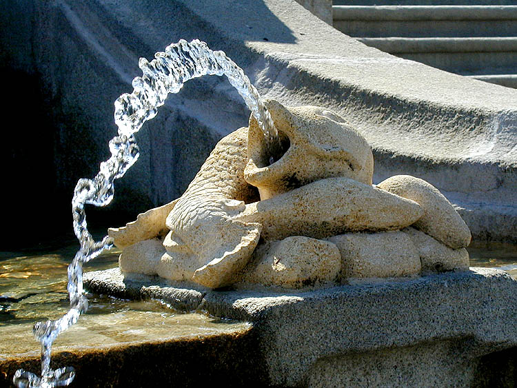 Kaskadenfontäne im Schlossgarten Český Krumlov, Detail - Plastik der Fische, Foto: Lubor Mrázek