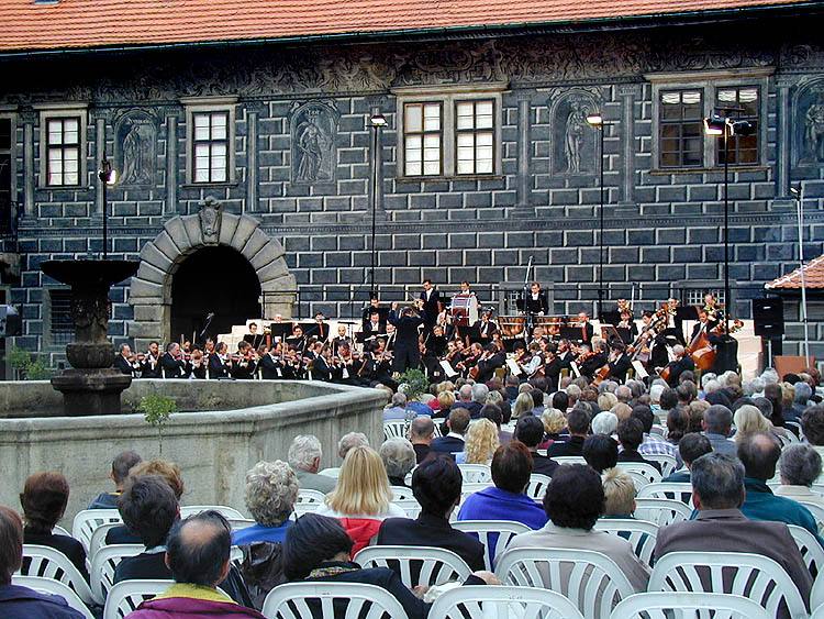 Zámek Český Krumlov, večerní koncert Mezinárodního hudebního festivalu na II. zámeckém nádvoří, srpen  1999, foto: Lubor Mrázek