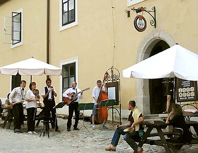Schloss Český Krumlov, Auftritt der Gruppe Black Bottom vor Unios Internet Café auf dem I. Schlosshof, Foto: Zdena Flašková 