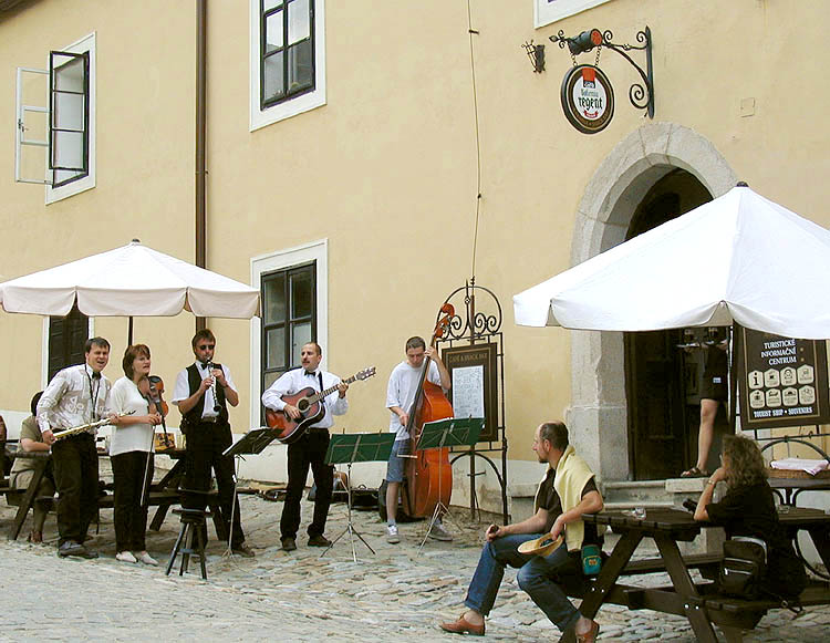 Schloss Český Krumlov, Auftritt der Gruppe Black Bottom vor Unios Internet Café auf dem I. Schlosshof, Foto: Zdena Flašková