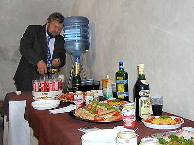 Bärenführer Jan Černý bereitet ein Festmahl anlässlich der Öffnung des erneuerten Bärengrabens des Schlosses Český Krumlov vor, August 1999, Foto: Lubor Mrázek 