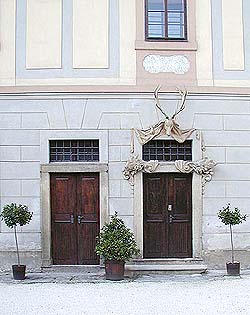 Schloss Nr. 59 Münze, die Geweihe über dem Eingang erinnern die ehemalige Wohnung des fürstlichen Jägers, Foto: Lubor Mrázek 