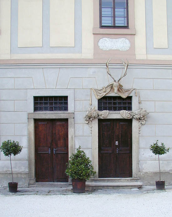 Castle no. 59 Mint, antlers above the entrance as a reminder of the former princely hunter's accommodations, foto: Lubor Mrázek