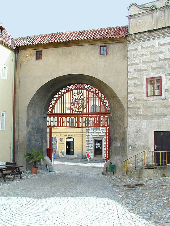 Zámek Český Krumlov, Červená brána na I. nádvoří, foto: Martin Švamberg
