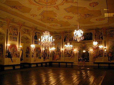 Schloss Český Krumlov, mit Kerzen beleuchtete Maskensaal 