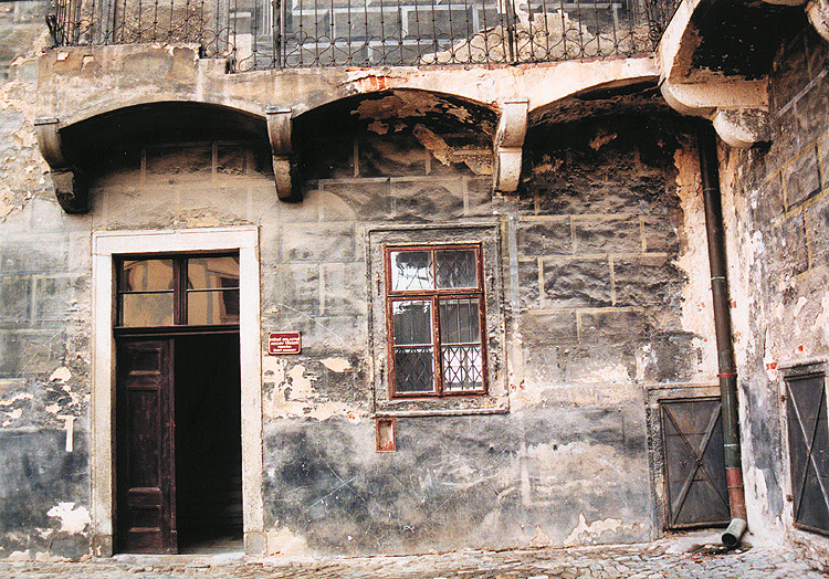 Zámek Český Krumlov, Nové purkrabství, detail jižní fasády, stav před restaurováním, foto: J. a P. Novotný, 1997