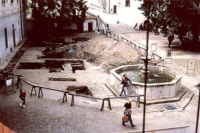 Český Krumlov - Burg, Fläche des zweiten Schlosshofs während der archälogischen Untersuchung im Jahr 1995, Foto: Michal Ernée 