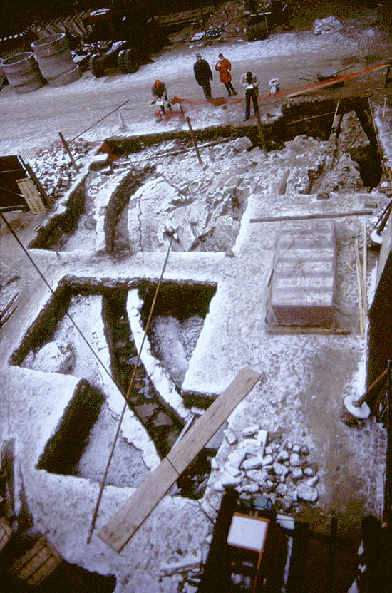 Český Krumlov - hrad, druhé nádvoří pod Hrádkem, zbytky hradební zdi s bránou a odvodňovacím kanálem, 13. století, foto: Michal Ernée, 1994