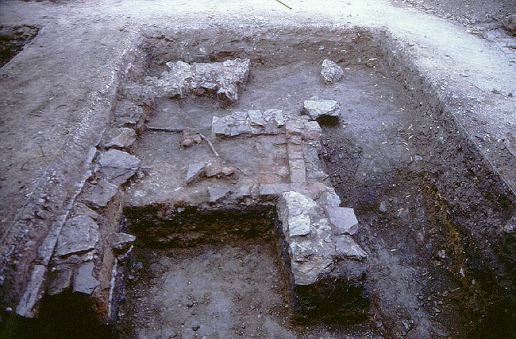 Pozůstatky úpravnického zařízení k pražení rudy nebo kamínku, Český Krumlov - hrad, kolem roku 1300, foto: Michal Ernée, 1995