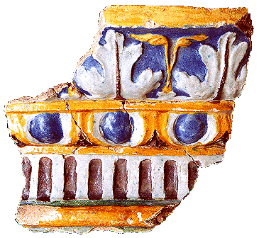 Barevně glazovaný římsový kamnový kachel zdobený listovcem a vejcovcem (zámek Český Krumlov, 16. století), nález z roku 1918, foto: Michal Ernée, 2000 