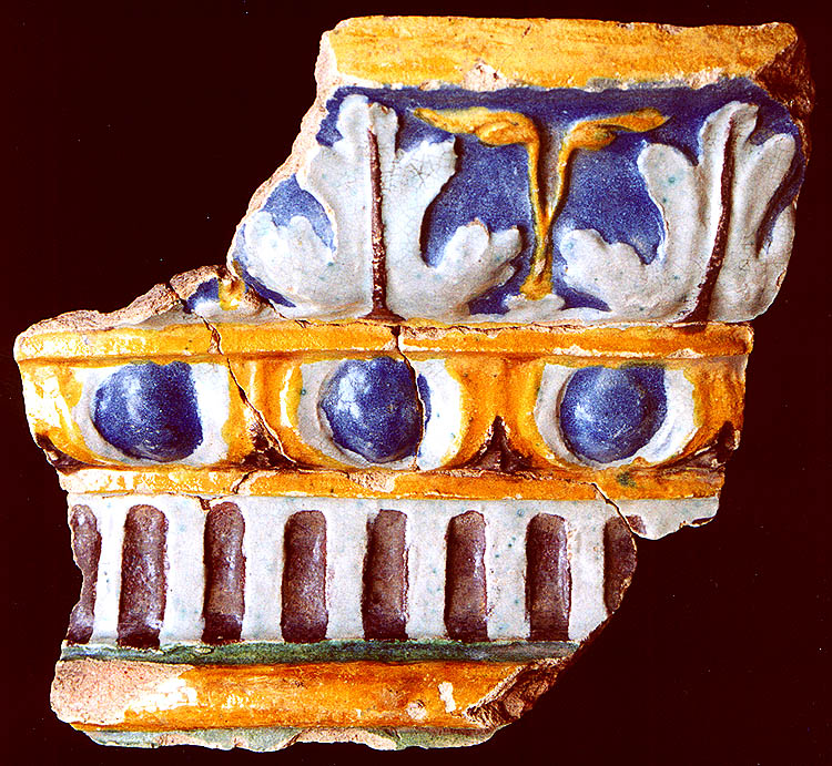 The coloured glazed mantelpiece stove tile ornamented with cymation, egg and dart (the Český Krumlov Chateau, dating from the 16th century); the date of finding: 1918, foto: Michal Ernée, 2000